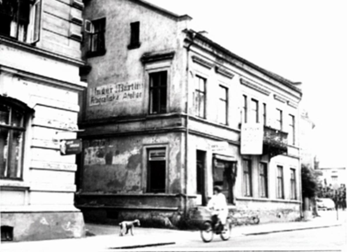 Hamar, Stangevegen 2, fotograf Inger Barths fotoatelier, senere Hans J. Hagen som Arve Blystads Eftf., "Blystadgården" skredddermester Knut Haugen hadde forretning her i 1920 årene,