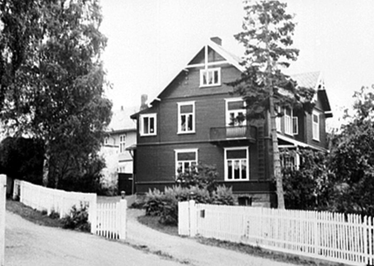 Hamar, Parkgata 51 tidligere Sverdrups gate 23, bolig oppført for lærer- skoleinspektør: Elias Trætteberg (1864-1951) tegnet av Hamargutten Leif Jenssen (1879-) i 1901, "Trættebergvillaen"