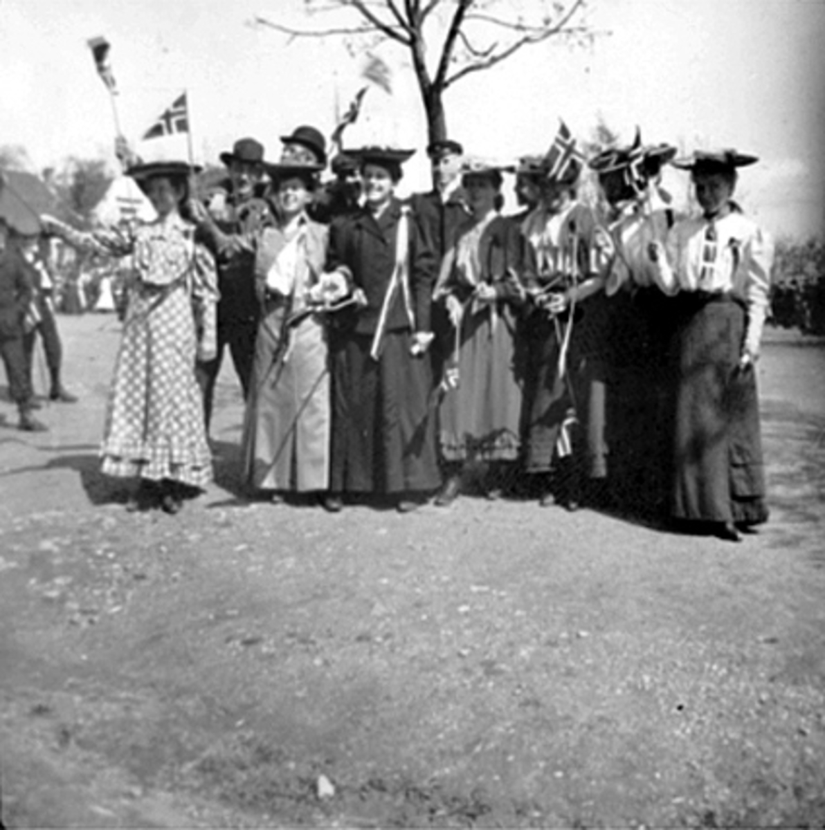 GRUPPE 12 SKOLEELEVER, UNGDOM PÅ 17 MAI MED FLAGG, HAMAR KATEDRALSKOLE, VESTRE TORG, I BAKGRUNNEN ST. TORFINN