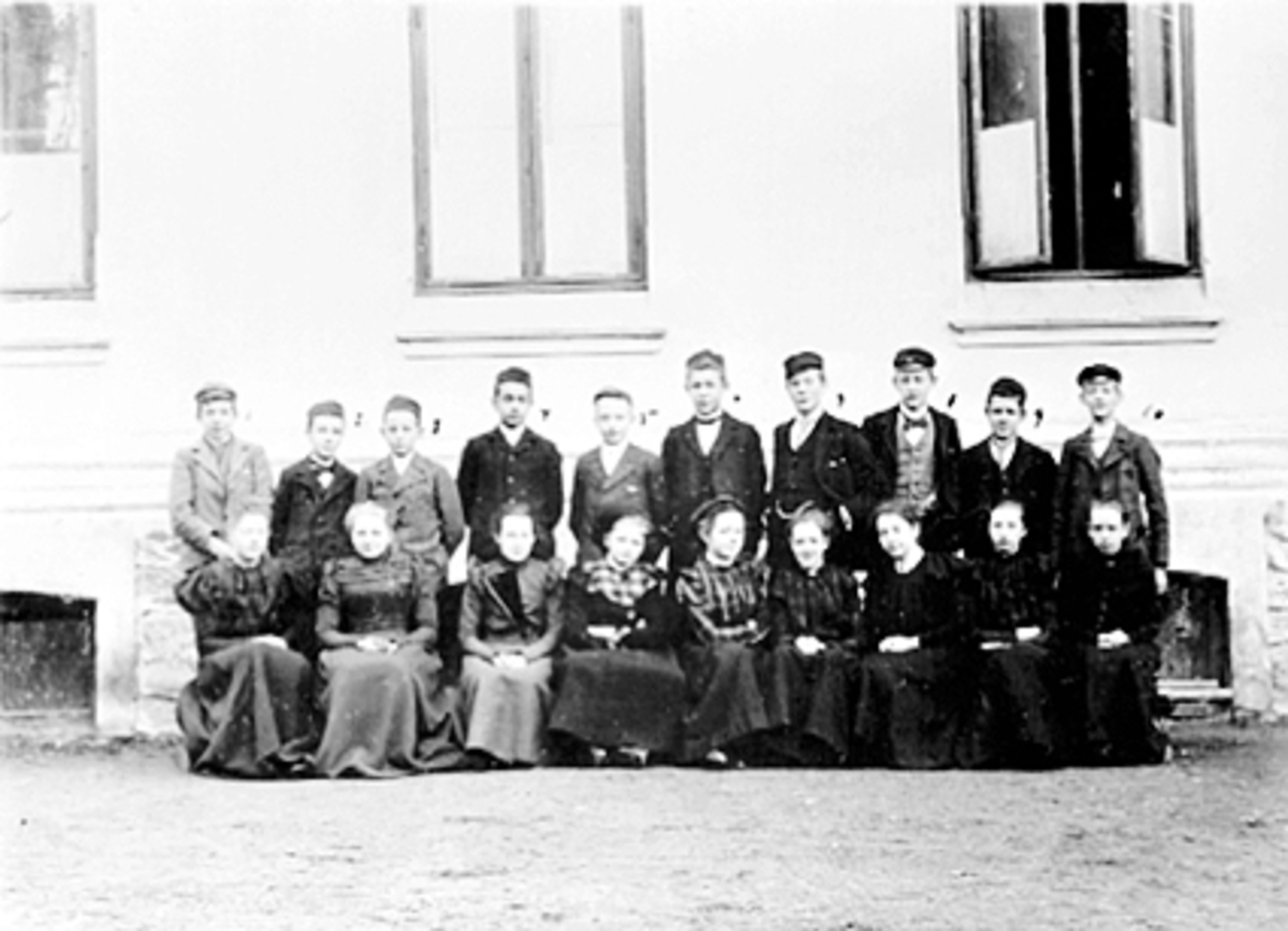 GRUPPE 19 SKOLEELEVER, SKOLEKLASSE, 3 MIDDEL PÅ MIDDELSKOLEN, HAMAR KATEDRALSKOLE, BAK FRA VENSTRE ARNE JENSEN, LARS BROCK, SIGURD HEIBERG, THORWALD WOLL, KARL OPSAHL, OTTO MURSTAD, ADOLF ABEL, JOHANNES SCHIØTZ, ERLING HVOSLEF OG GUDBRAND GJØRSLIE, FORAN FRA VENSTRE OLGA NILSEN, KATHINKA BENDEKE, MARIA SAXE, ANDREA LEIER, ASTRID PETERSEN, KITTY HORN, ANNE PIRO, JOHANNE JOHANSEN, DAGNY GILTVEDT. 