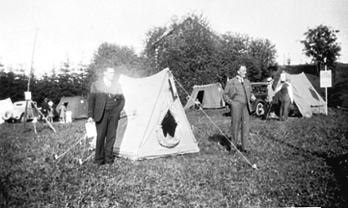 K. N. A. CAMPING-UTSTILLING PÅ DOMKIRKEODDEN, 2 MENN VED TELT, HEDMARKSMUSEET OG DOMKIRKEODDEN