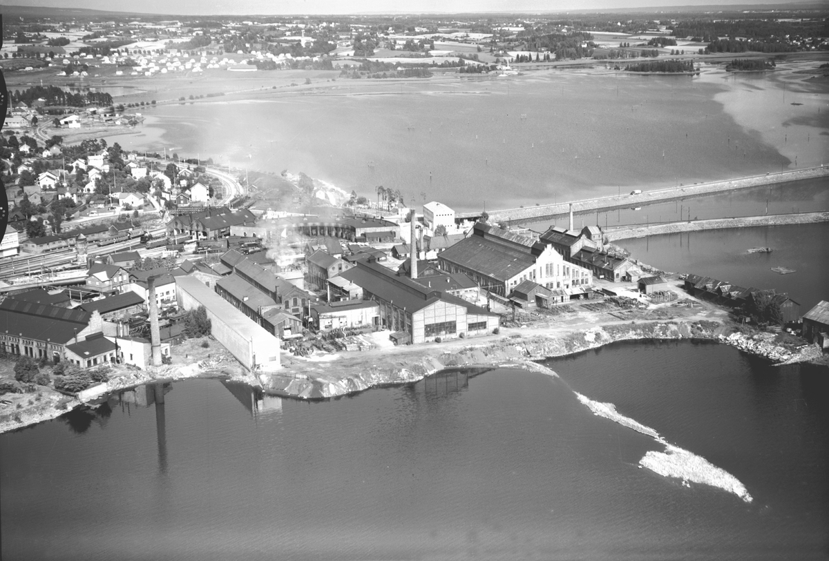 Hamar, flyfoto, fabrikkanlegg, Hamar Jernstøberi og Mekaniske Verksted, HamJern, Hamar Jernbaneverksted, Espern, Briskebyen, Åkersvika i bakgrunnen,