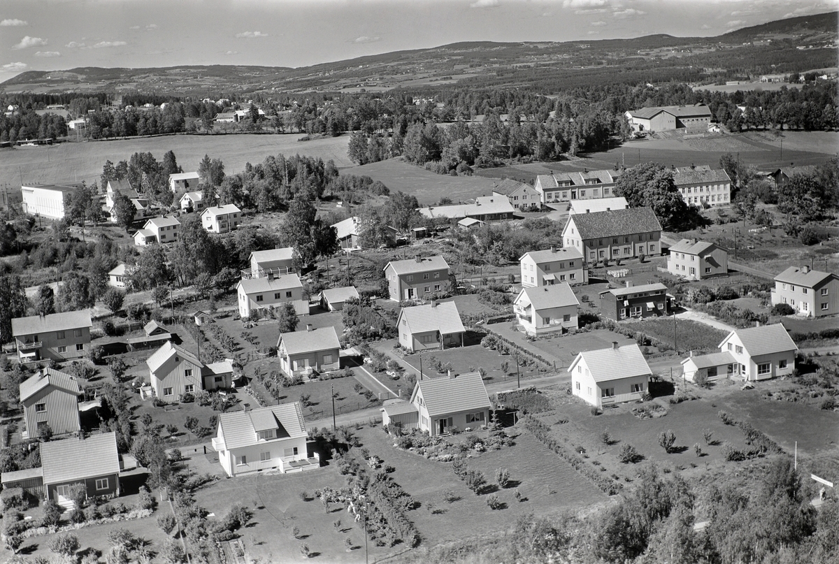 Hamar, flyfoto, Disen, Jernbaneskolen i Chr. Melbyes gate 19, Peder Nilsens gate, Dr. Waalers gate, Just Brochs gate, Børstad gård i bakgrunnen,
