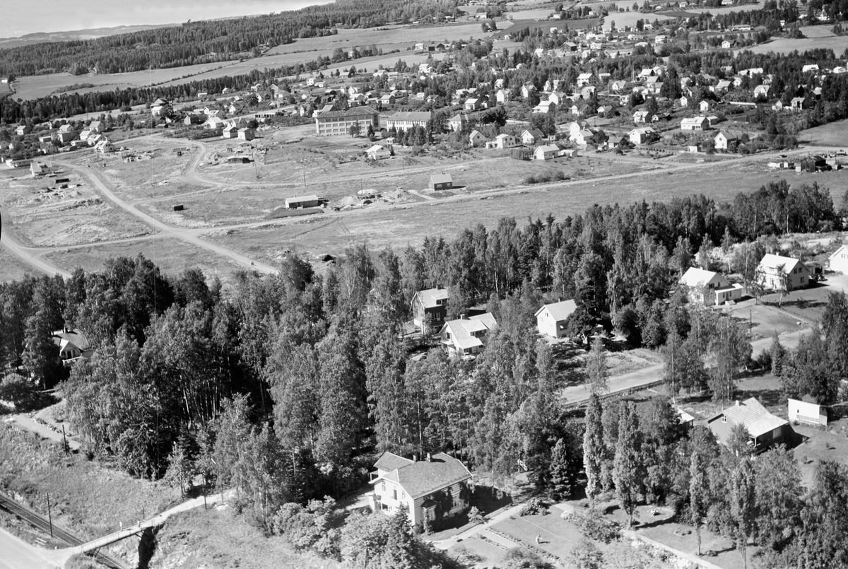 Hamar, flyfoto, Storhamar, foran eindommen Bjørk i Aslak Bolts gate 26, i skogen til venstre Vindheim i Aslak Bolts gate 34, bak: Stormyra, Storhamar skole, gangbrua Bispebrua over jernbanesporet, villaer i Øysteins gate,