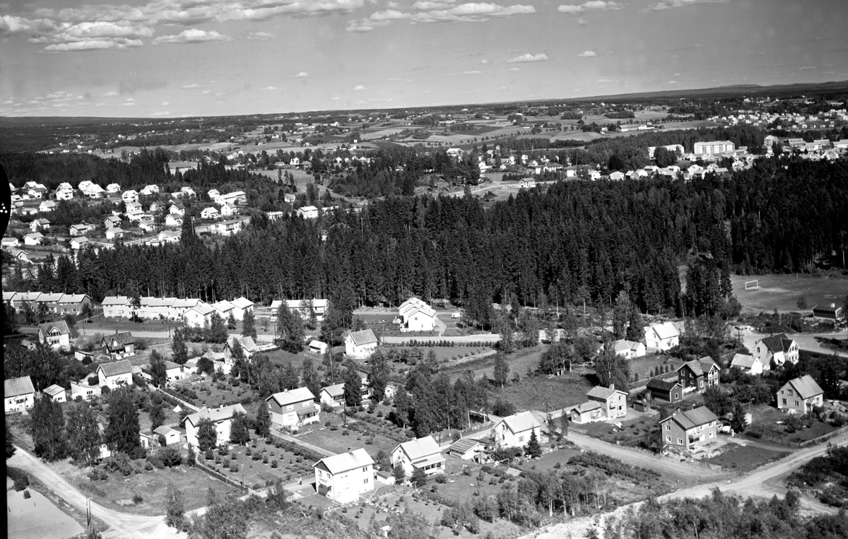 Hamar, flyfoto, Bondesvea, rekkehusene i Aluvegen, Ankerskogen, Chr. Bruuns gate, Aasmund Vinjes gate, Gråbeinvegen, Lars Skrefsruds gate, Greveløkka fotballbane, idrettsplass,