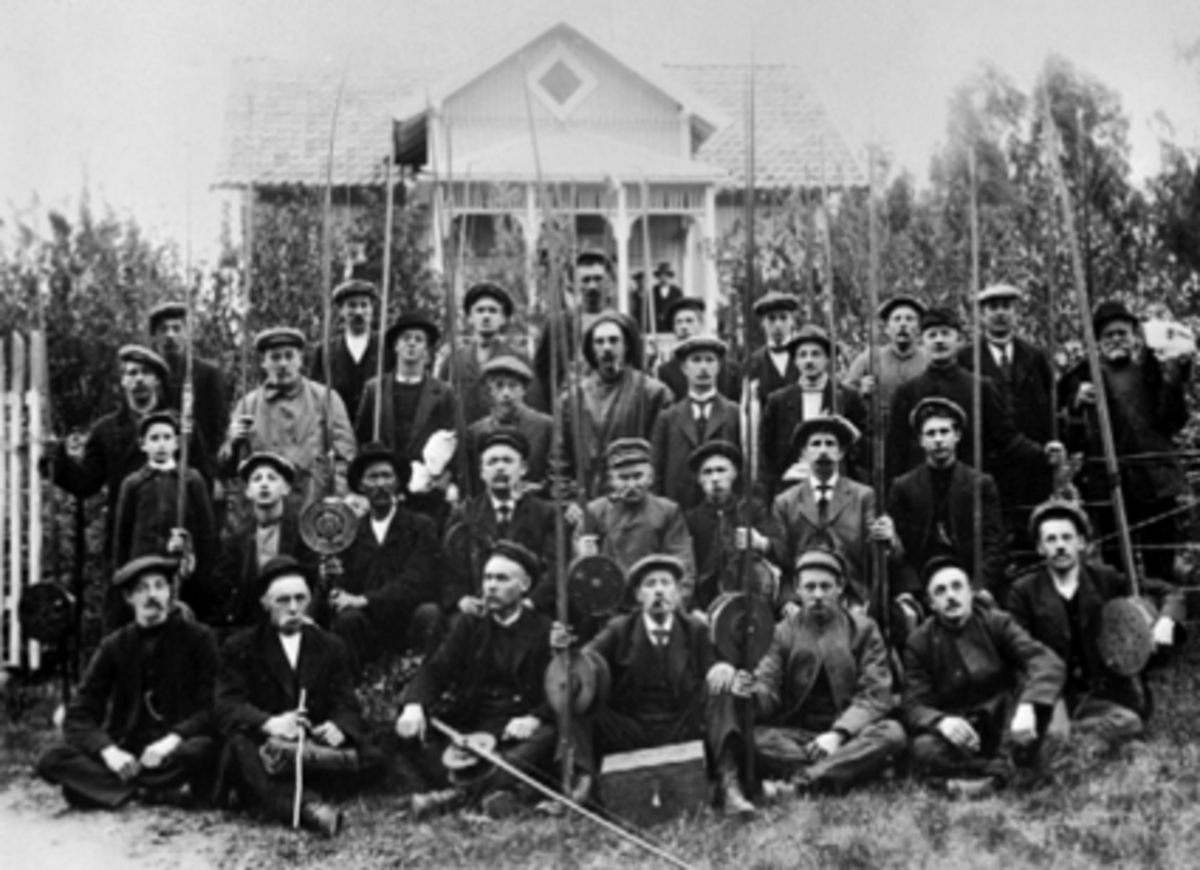 Ringsaker, Furnes, Dalby, fiskehytte på Jessnes. Stor gruppe mjøsfiskere med dreggesprøtt, Hamar Fiskeforening, Foran fra venstre: Gravør Gulbrandsen, Martin Karstensen, smed Nilsen, Karl Bjørnstad, A. S. Kristiansen, Ingvald Kristiansen, Berger Christiansen. Andre tilstede: Fiskeriassistent Ludvig Monsen (nr 2 fra høyre i andre rekke), Anders Olsen, Alf Bakke, Anders Furulund (nr 3 fra venstre i andre rekke), Lars Løken, Laurtits Jørgensen, Lars Rognstad, Bredor Bjørnstad, Kristian NIlsen, skredder Kristoffersen, kjemiker Tangen, Carl Holter, Andreas Larsen, Paul Paulsen, Latrs Nordrum, Knut Emilsen, Bjarne Bakke, Lars Hansen. Eindommen Dalby lå på oversiden av jernbanelinja og hadde ikke strandlinje, medlemmene rev et hus ved Norrøna skofabrik som de bygde den nye fiskhytta Fiskerly i 1911 ved Snekkersveen på Nes. Senere fikk de tomt på Jessnesstranda 136 og bygde Fagervik,