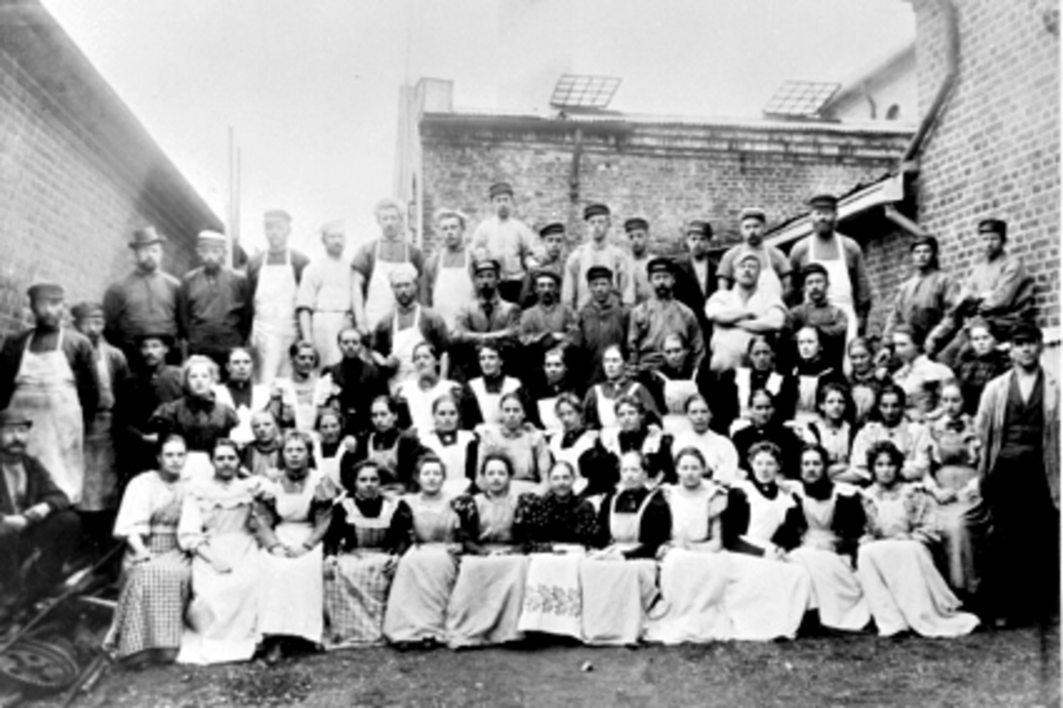 Hamar, Storhamargata 44, De norske Melkefabrikker, "Kokeriet", stor gruppe, arbeidere, kvinner og menn, i 1914 hadde fabrikken 116 ansatte,
I 1. rekke fv: Syver Kristiansen, nr. 8 er Betsy Mathisen, så følger Julie Hansen. 
2. rekke fv: Johan Olsen?
3. rekke fv: Harald Kristiansen, Olaf Kvarnstrøm, og fru Bernt Andersen som nr. 7. 
4. rekke fv: Ole H. Bjørken, Arnt Andersen, ukjent, Nils Mikkelsen Sørlund, ukjent, Fredrik Hansen, Anton Eriksen. 
Bakerste rekke fv: Lars Gulbrandsen ?, ukjent, Simen Andersen, Nils Evensen Kolset?, Hans Johansen. 
Resten er ukjente.