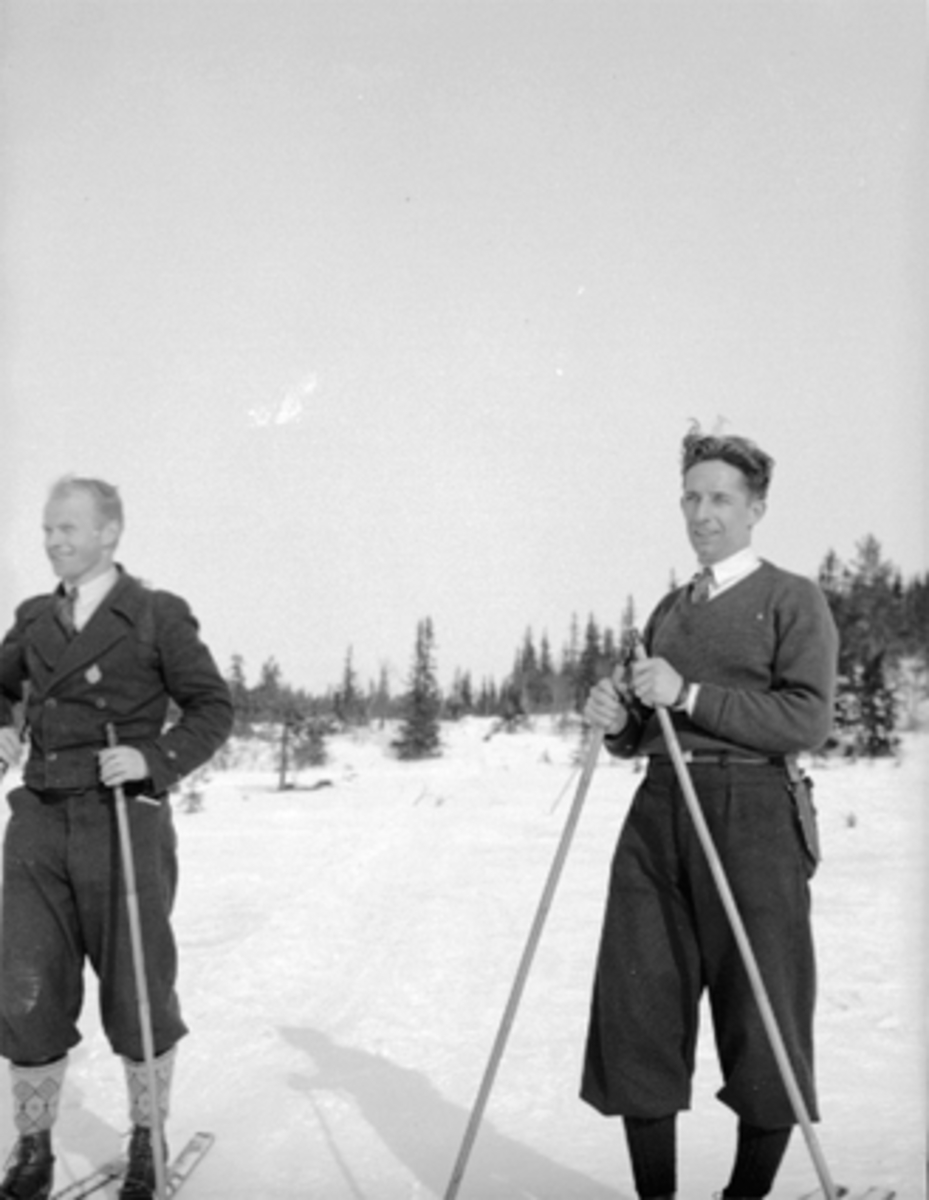 2 MENN, SKITUR, NIKKERS, TOLLEKNIV, VINTER