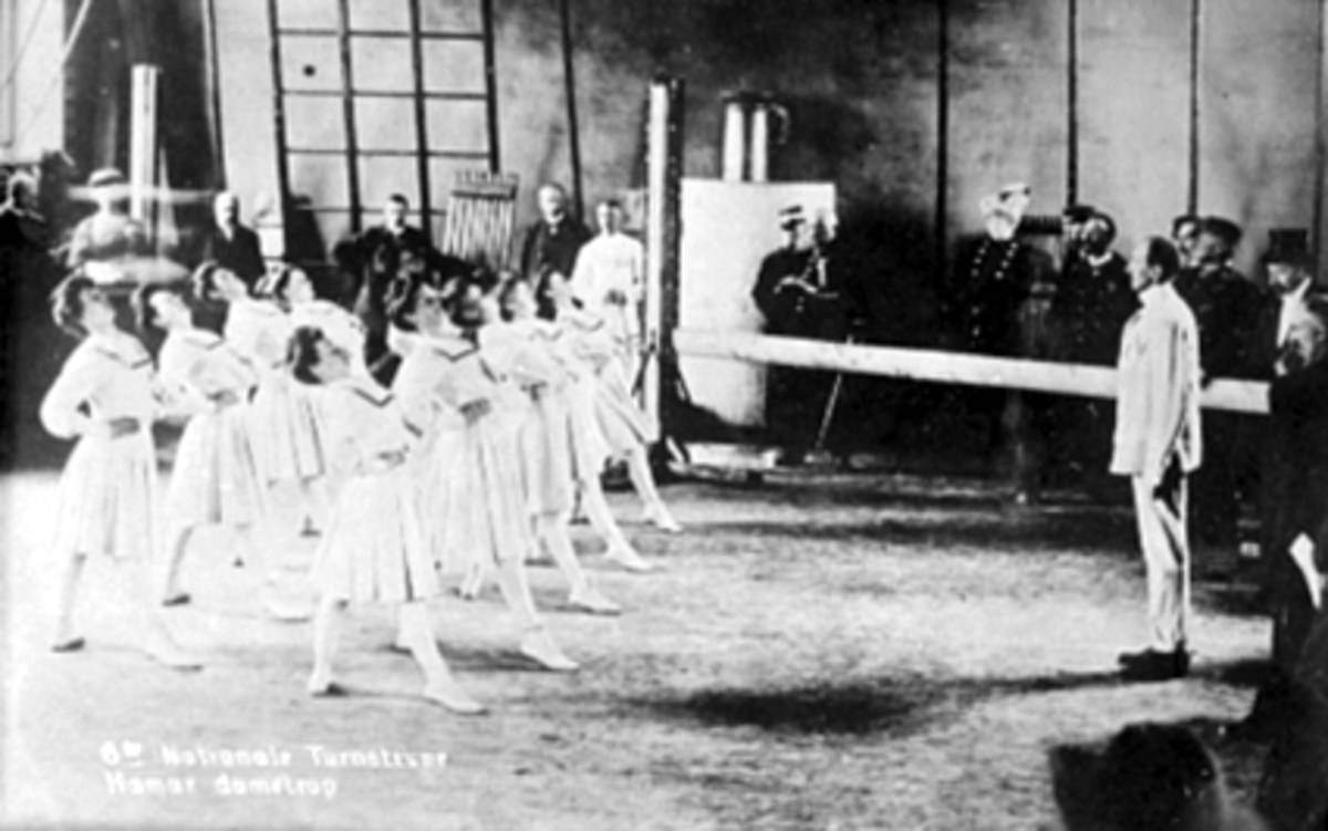 Postkort, Hamar, nasjonalt turnstevne i 1907, gruppe dameturnere i oppvisning innendørs på Ridehuset, øvelser, Hamars dametropp, 