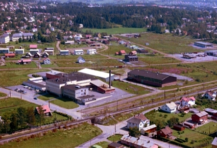 Hamar, Flyfoto, Storhamar, det nye A/S Hamar slakteri som ble tatt i bruk i oktober 1953 i Vognvegen 25, i dag Maxi kjøpesenter som åpnet i 1986, Ankerløkkens Mekaniske Verksted, jernbanesporet langs Nordvikvegen, Stormyra,