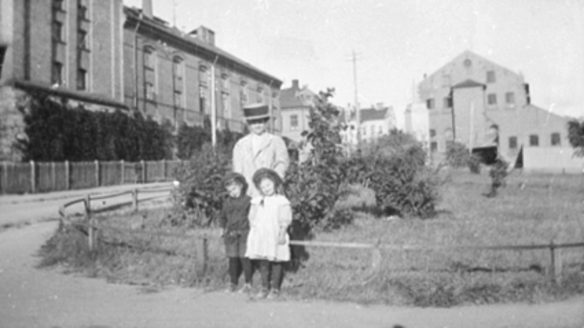 Olga Evensen sammen med barna Oddvar G. Evensen og Oddbjørg Evensen i Bryggeriparken/ Kokeriparken.