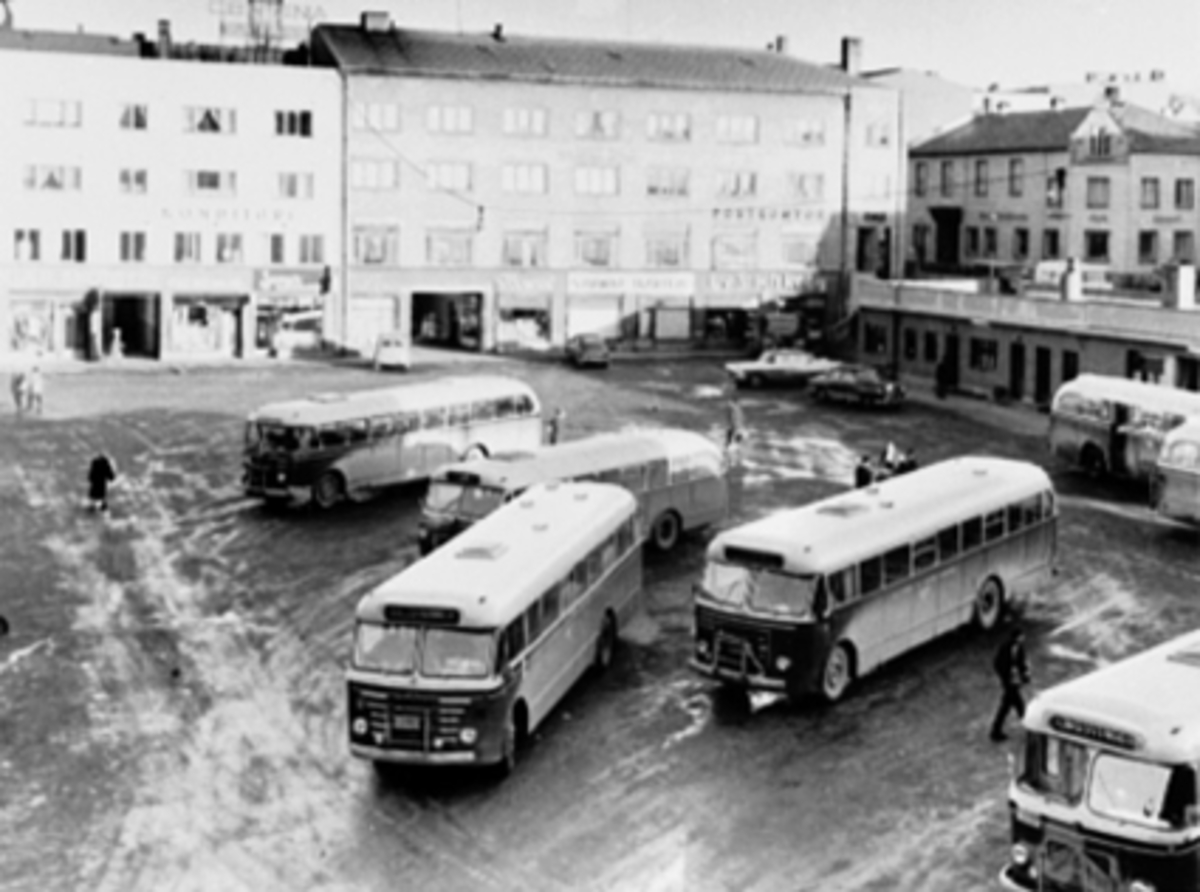 Hamar, Østre Torg, Steenbygget, Posthusgården, rutebilstasjonen, busser, 