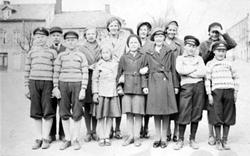 Hamar, Stortorget, Gruppe 13 ungdommer, Foran fra venstre: U