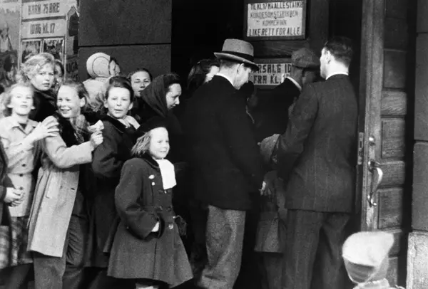 Hamar, Kinokø, Festiviteten kino, Vangsvegen, Kø ved billettluka, barneforestilling. Barn fra venstre: Sidsel Haug, Vesla Eriksen, Liv Jølstad, Gerd Jølstad.