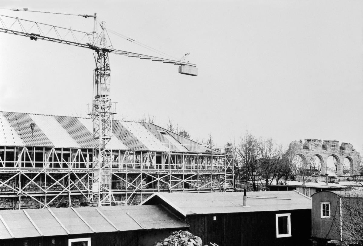 RESTAURERING, BYGGING AV STORHAMARLÅVEN, HEDMARKSMUSEET OG DOMKIRKEODDEN, BYGGEKRAN, ANLEGGSBRAKKER