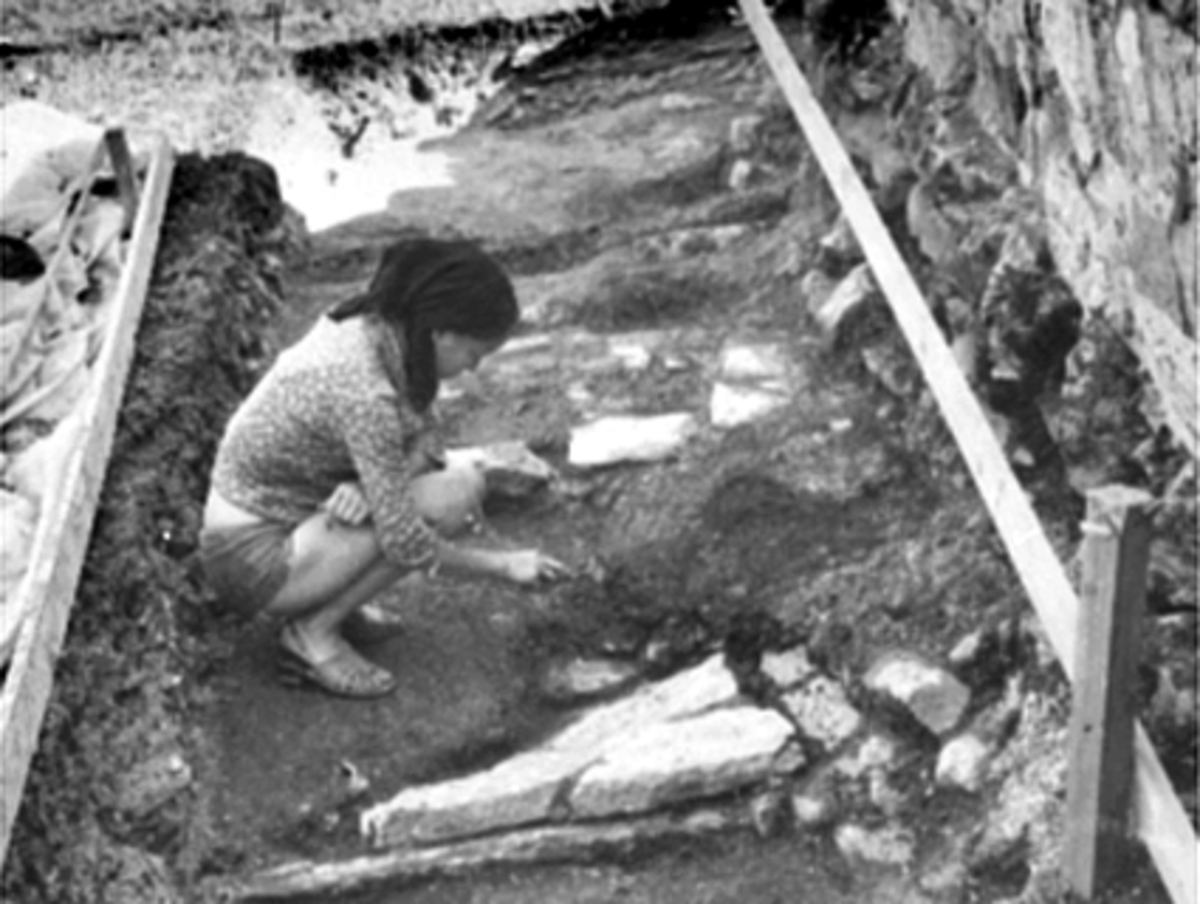 ARKEOLOG INGER HELENE WIBE MÜLLER FRA OLDSAKSAMLINGEN GRAVER FREM 2 GRAVER I ET SIDESKIP I DOMKIRKERUIN, HEDMARKSMUSEET OG DOMKIRKEODDEN