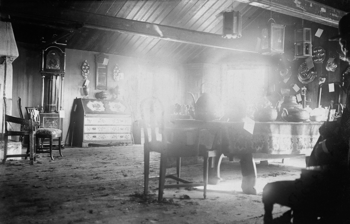 INTERIØR BARFRØSTUA, HDH. 19, HUSFLIDSUTSTILLING, MØBLER.
Hedemarken Husflidsforenings utstilling i Barfrøstua, 1908.