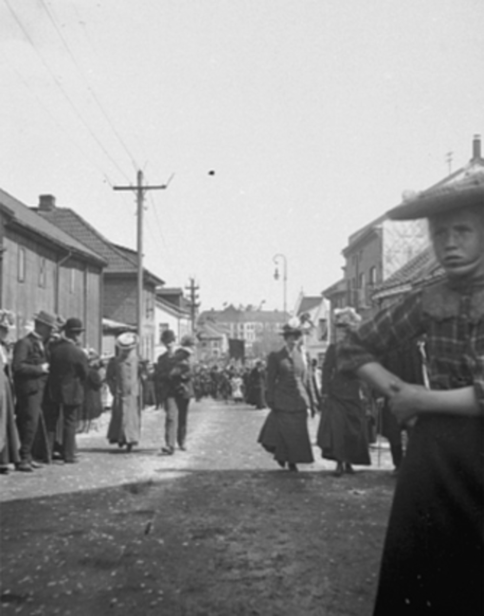 Hamar, Storhamargata, 17. mai feiring, mye folk