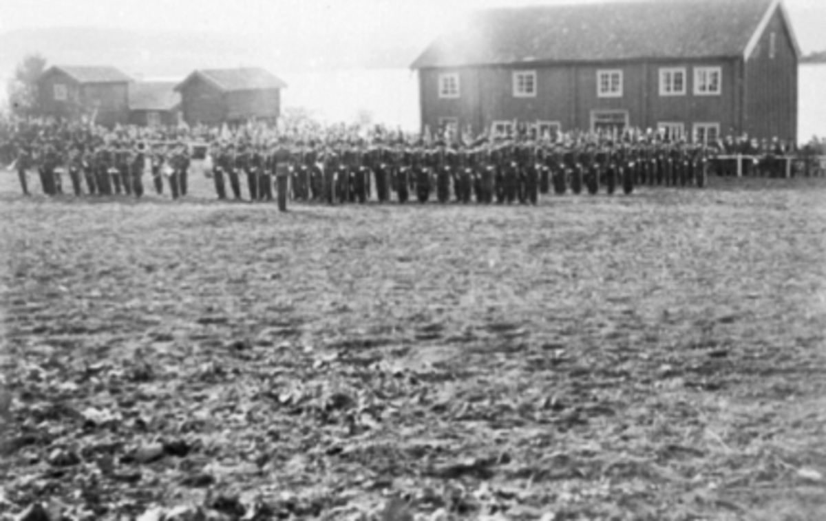 Hamar, Domkirkeodden, H. M. Kongens garde har militær oppvisning foran Løtenbygningen,