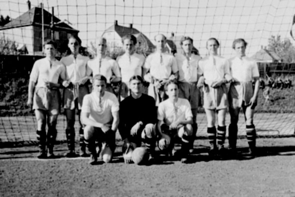 Hamar stadion, Idrettens dag 1945, Gruppe 11 fotballspillere, Briskebyens Fotballag 1945, bak fra venstre: Michael Grønberg, Kristian Jørgensen, Sverre Simensen, Erling Moen, Alfred Tangen, Arve Nordgård, Jens Normann Hagen, Trygve Martinsen, foran fra venstre: Håkon Svendsen, Helge Johnstad og Åge Langaard, (fra 1946 Hamarkameratene, HamKam)