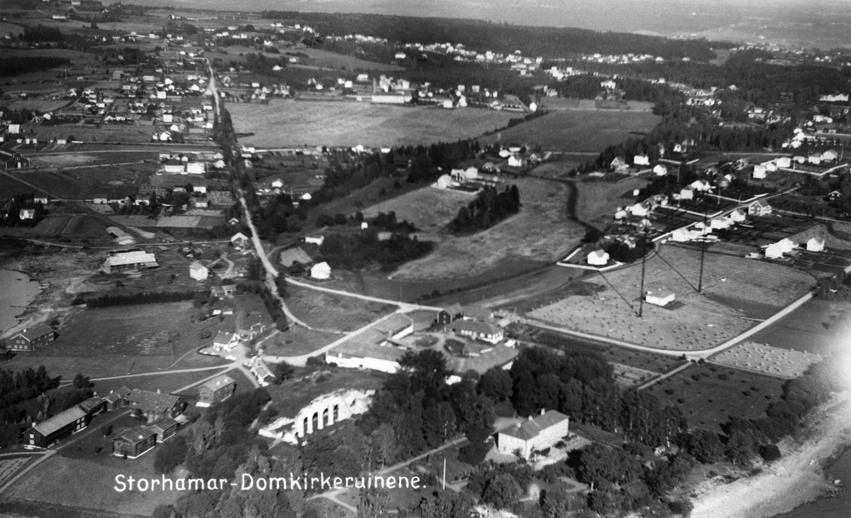 Postkort, Hamar, Flyfoto, Storhamar gård, Domkirkeruinen på Domkirkeodden,