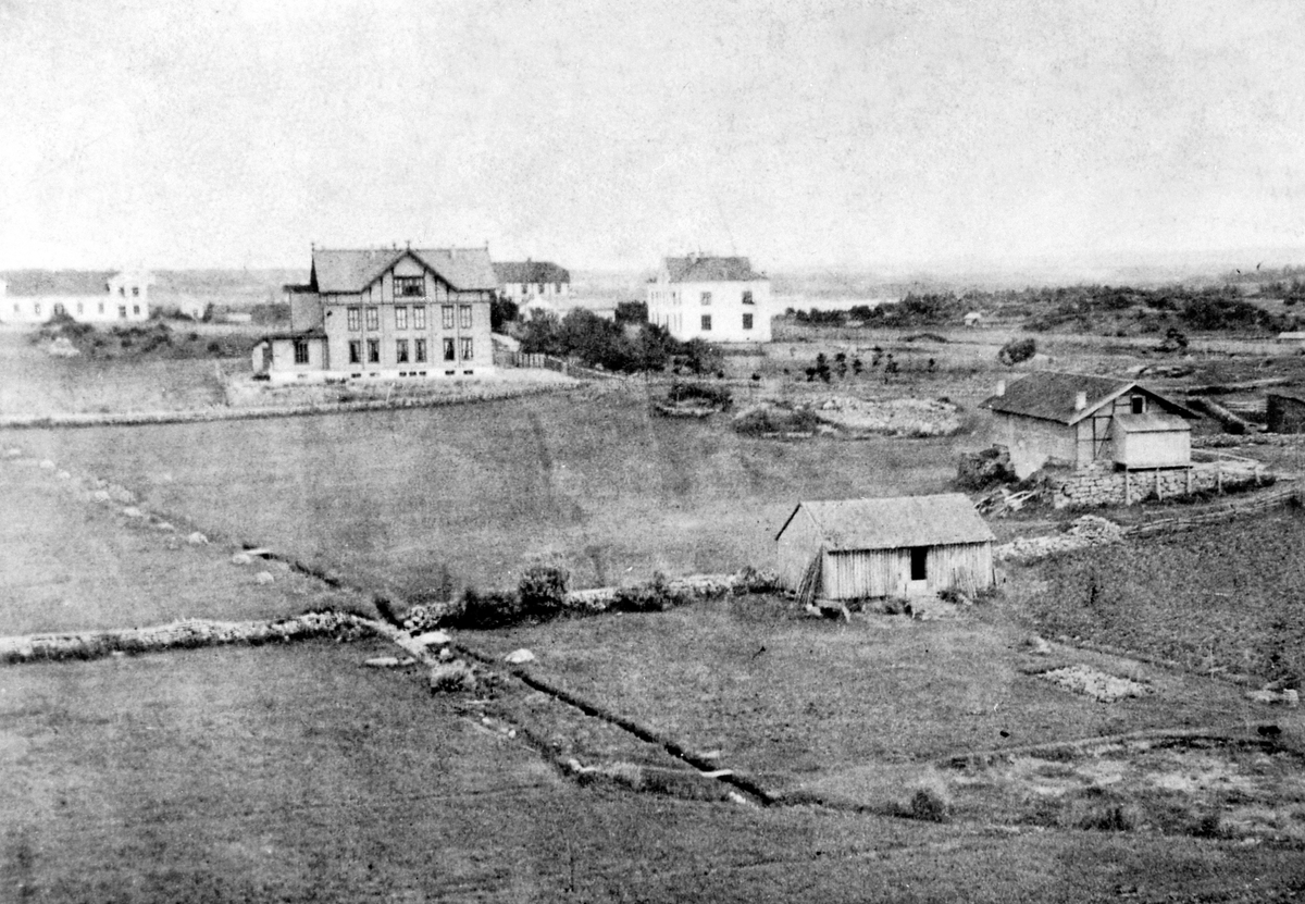 Hamar, Holset gård, i midten Pikeskolen (Pigeskolen) tatt i bruk i 1874 til høyre Hamar Lærerskole, Hamar Stiftsseminarium, den nye skolebygningen på fotografiet sto ferdig i 1877, helt til venstre ligger gymniastikkbygningen, Holset bydel, Grevejordet, plassen til høyre Graaberg ?, Gråberg?
