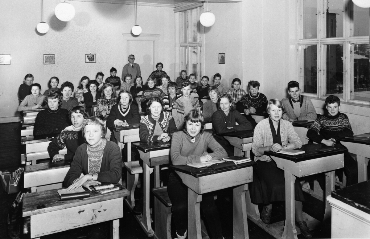 HAMAR KATEDRALSKOLE. INTERIØR FRA KLASSEROM. FØRSTE REALSKOLEKLASSE I 1958 MED KLASSESTYRER HANS SVINNING LYSTAD I BAKGRUNNEN. 