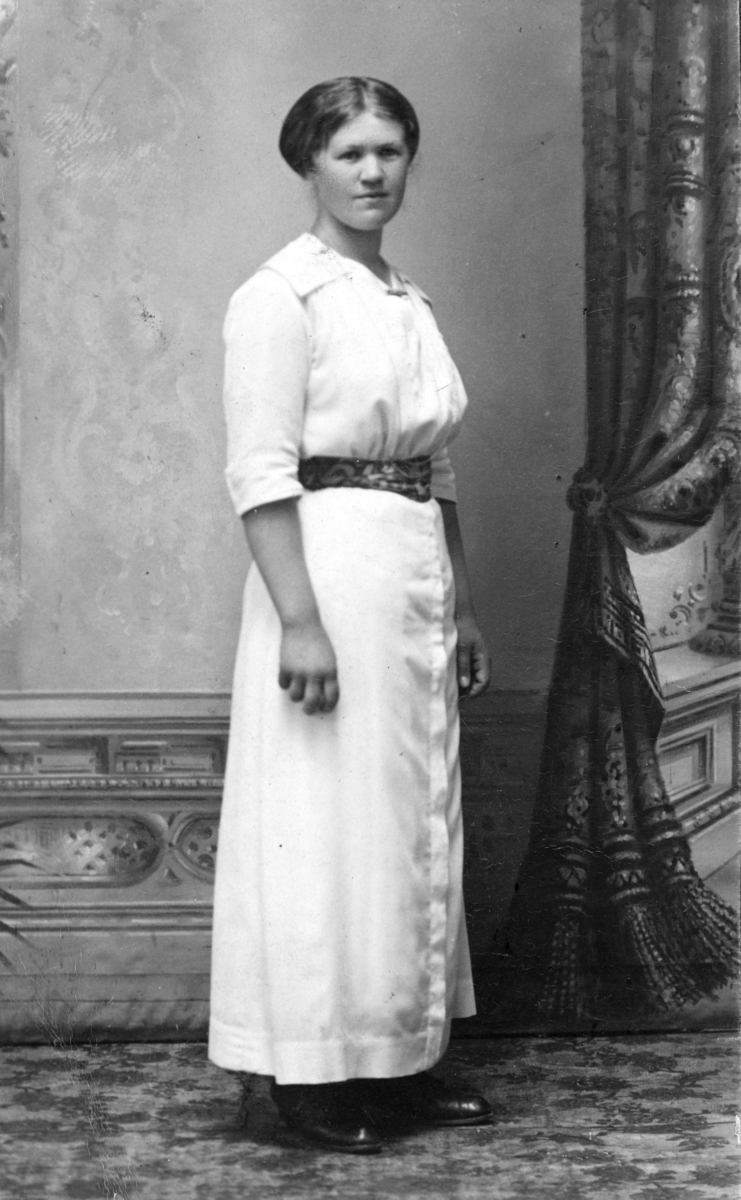 Martha Karoline Olsen Bakken. Født 03. 12. 1893

Hun var fra Ottestad. Og vokste opp i et Våningshus på Løvli. (Løvli lå rett bak/nedenfor Esso stasjonen i Ottestad (bessa). Hun fikk tidlig jobb som tjenestejente i Hamar, og i voksen alder jobbet hun på Bellevue på Ajer. Hun serverte kongen da han var på Hamar ved krigsutbruddet. Hun fikk i 1923 sønnen Arvid Magne Gundersen, sammen med Alfred Gundersen. Hun giftet seg senere med Johan Rønning. Hun døde i 1946. 