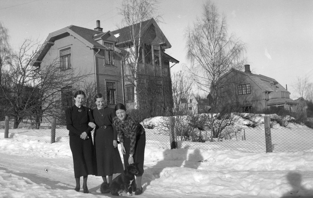 Furnesvegen,  Solvang. Ukjente kvinner. Familien Stensrud?