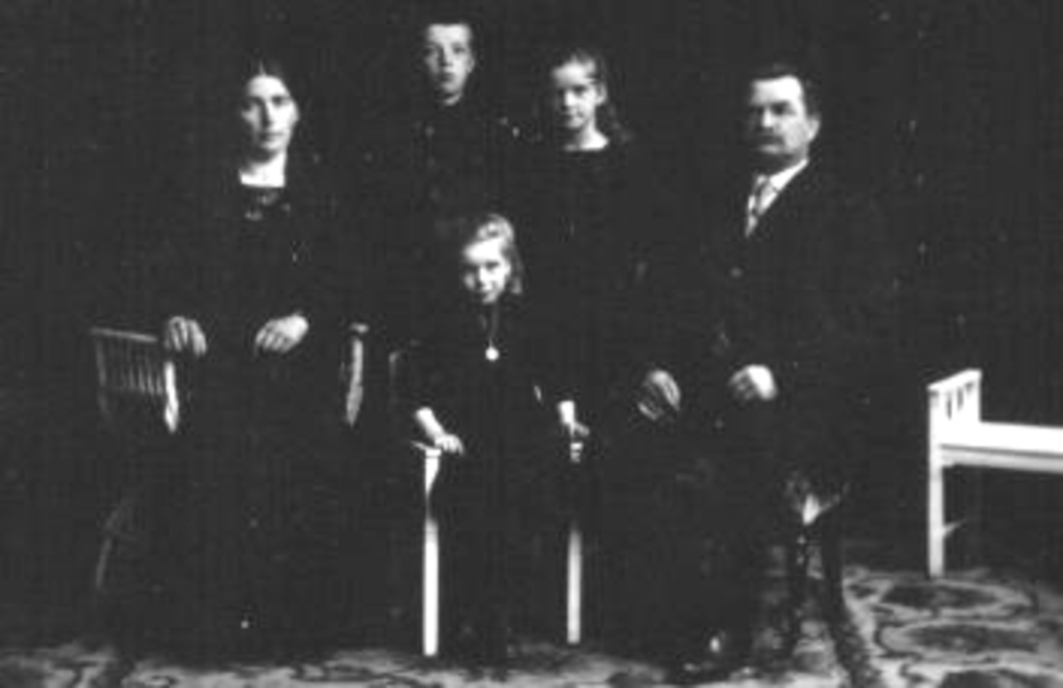 Nils Røhnebæk (1865-1949) med familie.