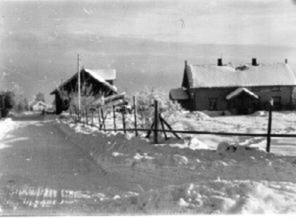 Eksteriør. Freberg Landhandleri, Nes, Hedmark. Vinter. Brøytet veg.