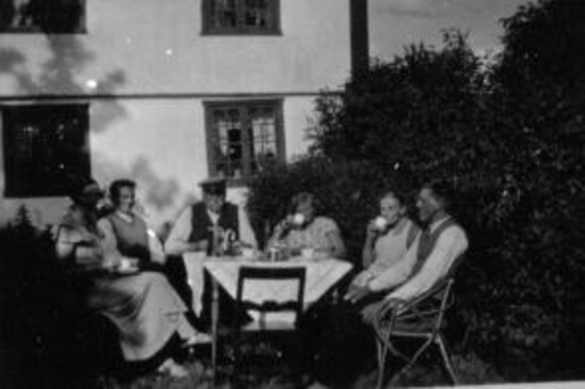 6 personer drikker kaffe foran hovedbygningen på Presterud, Helgøya. Fra venstre ukjent, Johannes, Even, Eline, ukjent, Lars.