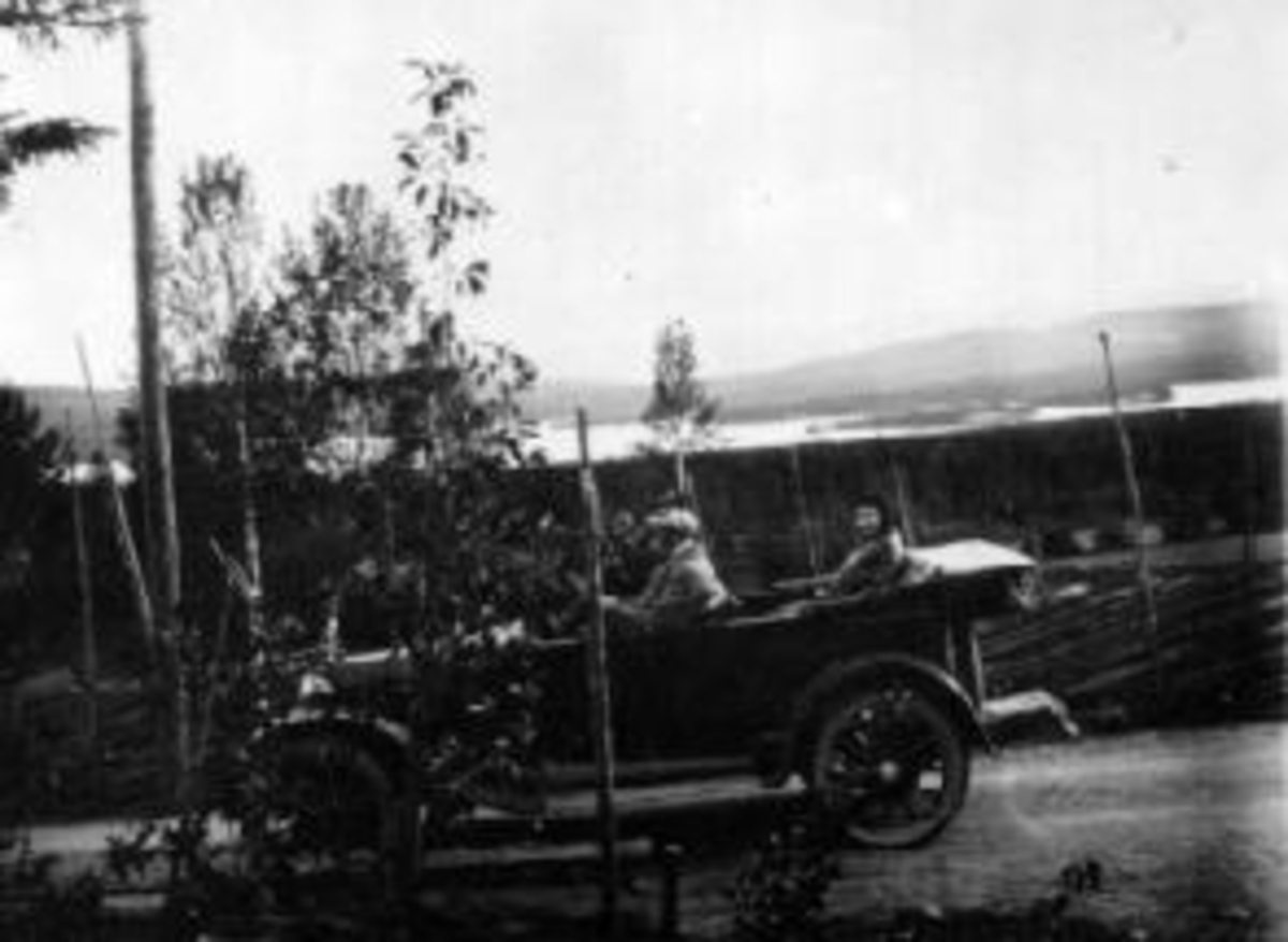 Biltur i Åsmarka. I bilen er Gerd Halvorsen, Georg Smedstad (sjåfør), Else Widdneg.