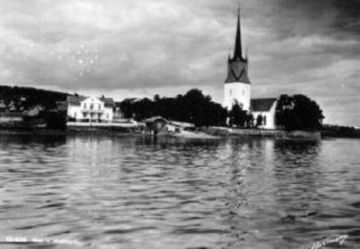 Posstkort, Tingnes, Nes, Det gamle kommunelokalet, Nes Kirke, Nes Handel, Nes brygge.