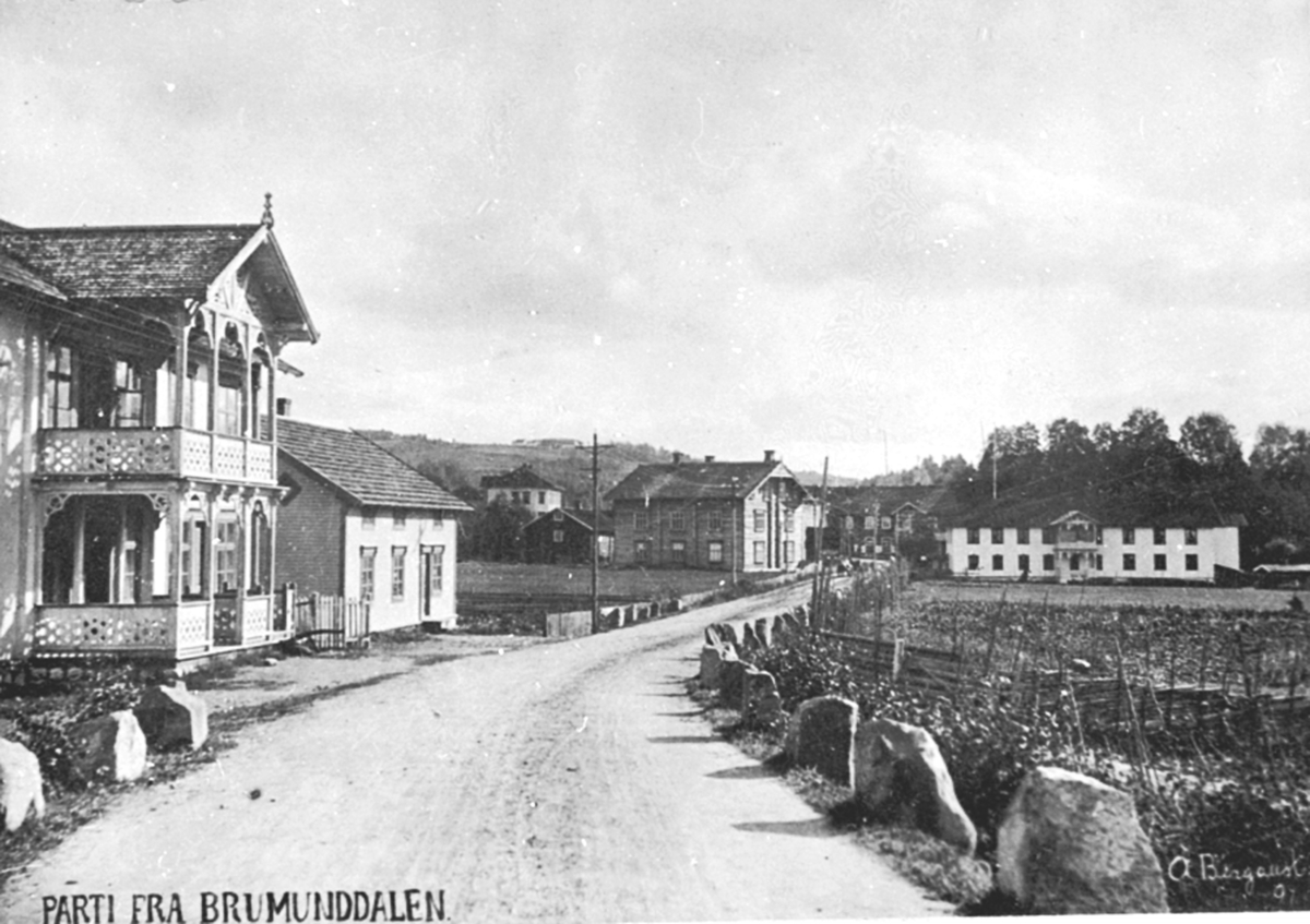 Postkort, Brumunddal sentrum, Furnesvegen. Til venstre er Broberg, Jevne, Helgeby. Midten er Heimdal. Til høyre er Øverbakken, Brumunddal hotell.
