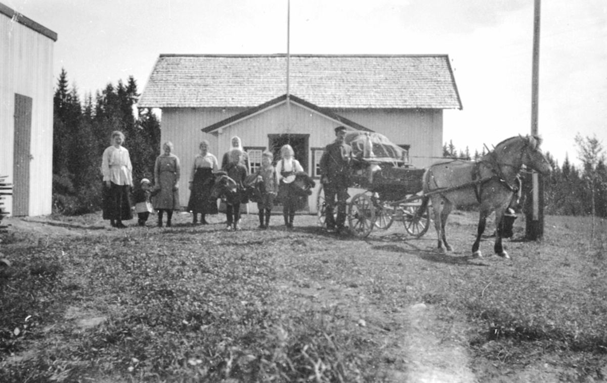 Voksne og barn hentes av vognmann Larsen fra Hamar. Flyttelass for gullsmed Kristiansen etter ferie på Haugom feriehus, Furnes.