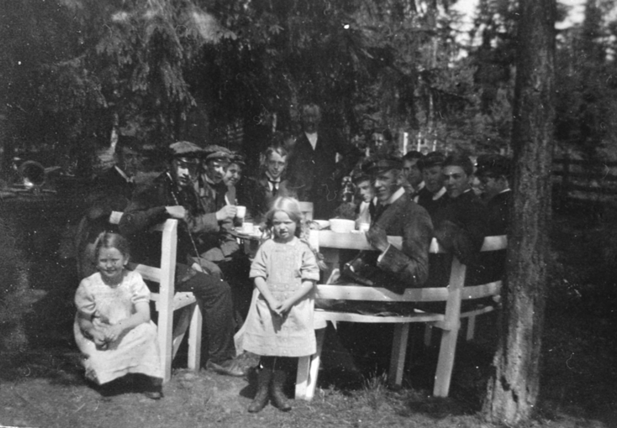 Stor gruppe rødruss på fest hos doktor Karl Løken på Granerud gård, Brumunddal.