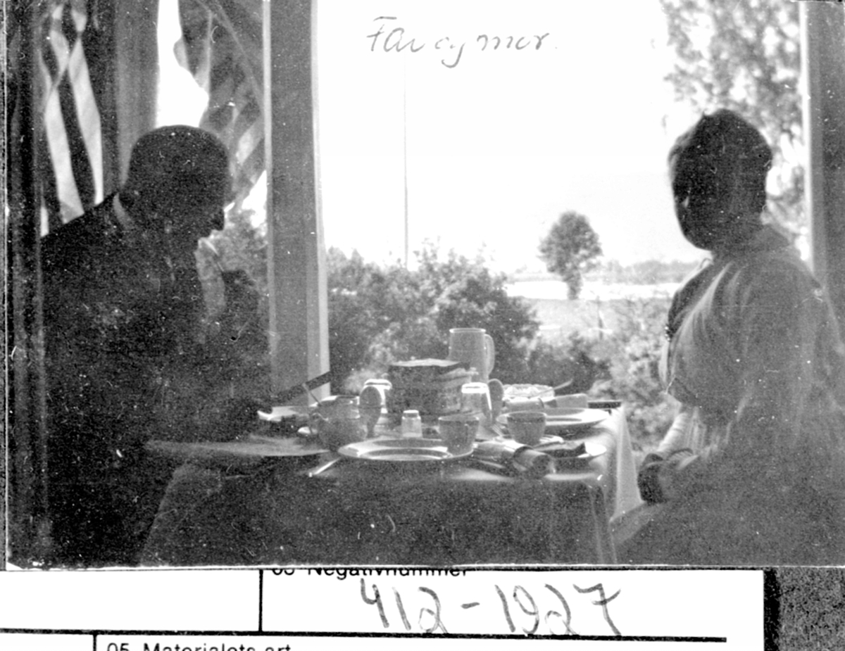Frokost på verandaen på Granerud gård, Ringsaker.