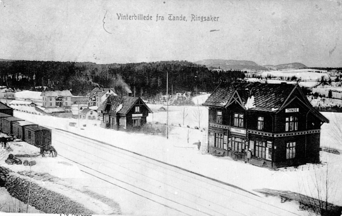 Tande jernbanestasjon, Ringsaker. Bak pakkhuset er Tande handel, Bjerregård.