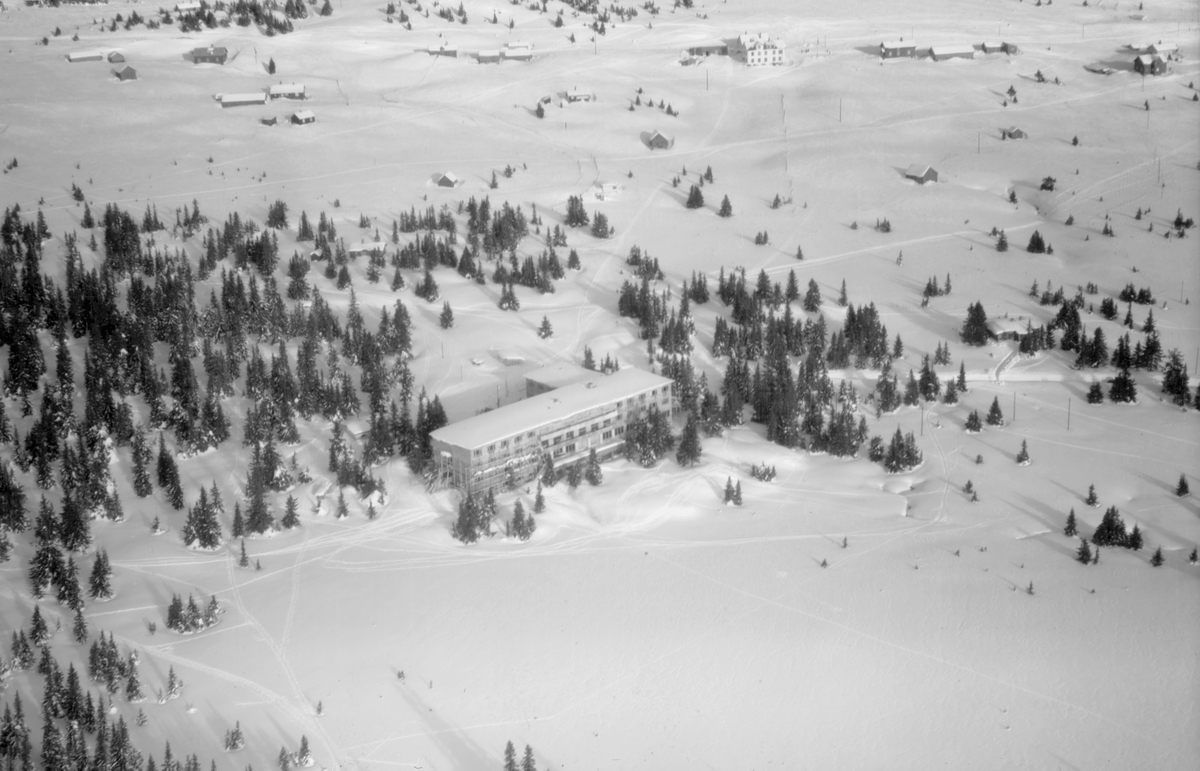 Flyfoto av Sjusjøen Høyfjellshotell, Ringsakerfjellet. Oversikt fra stor høyde. Vinter.