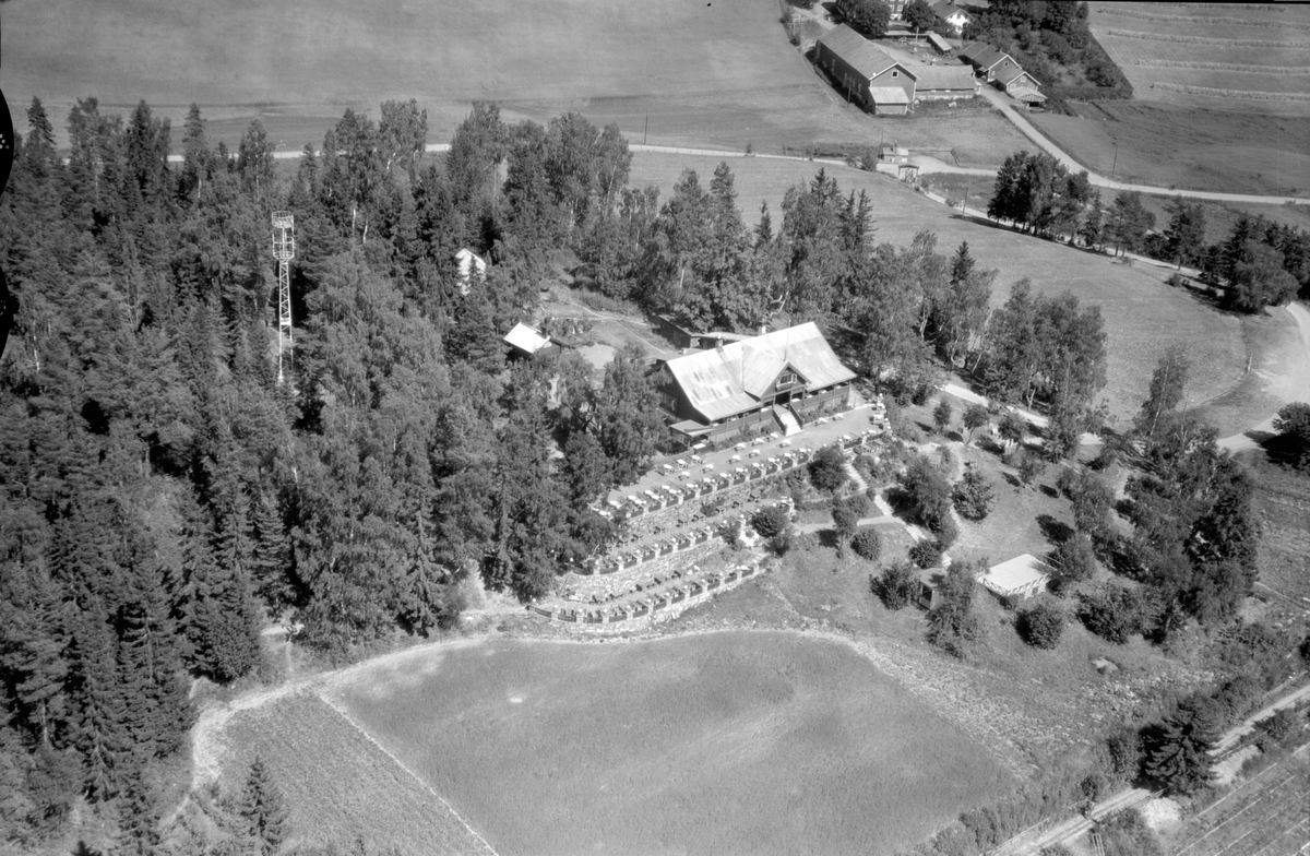 Flyfoto av Sportsstua på Hedmarktoppen, Furnes, Ringsaker undergården Alhaug Vestre, kjøpt av Filadefliamenigheten på Hamar i 1954, Pinsevennene har hatt sitt årlige sommerstevne her siden 1954,