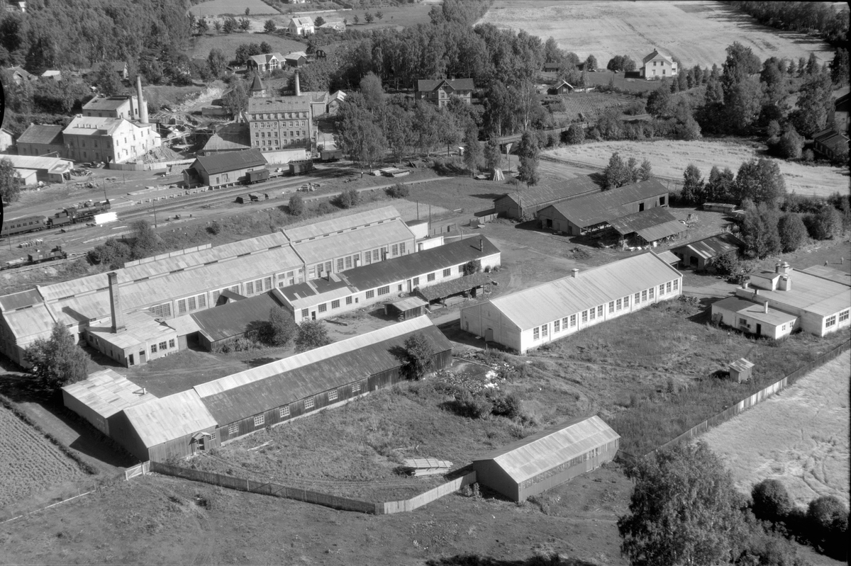 Flyfoto av Brumunddal stasjon, Globus Maskinfabrikk, Brumunddal.