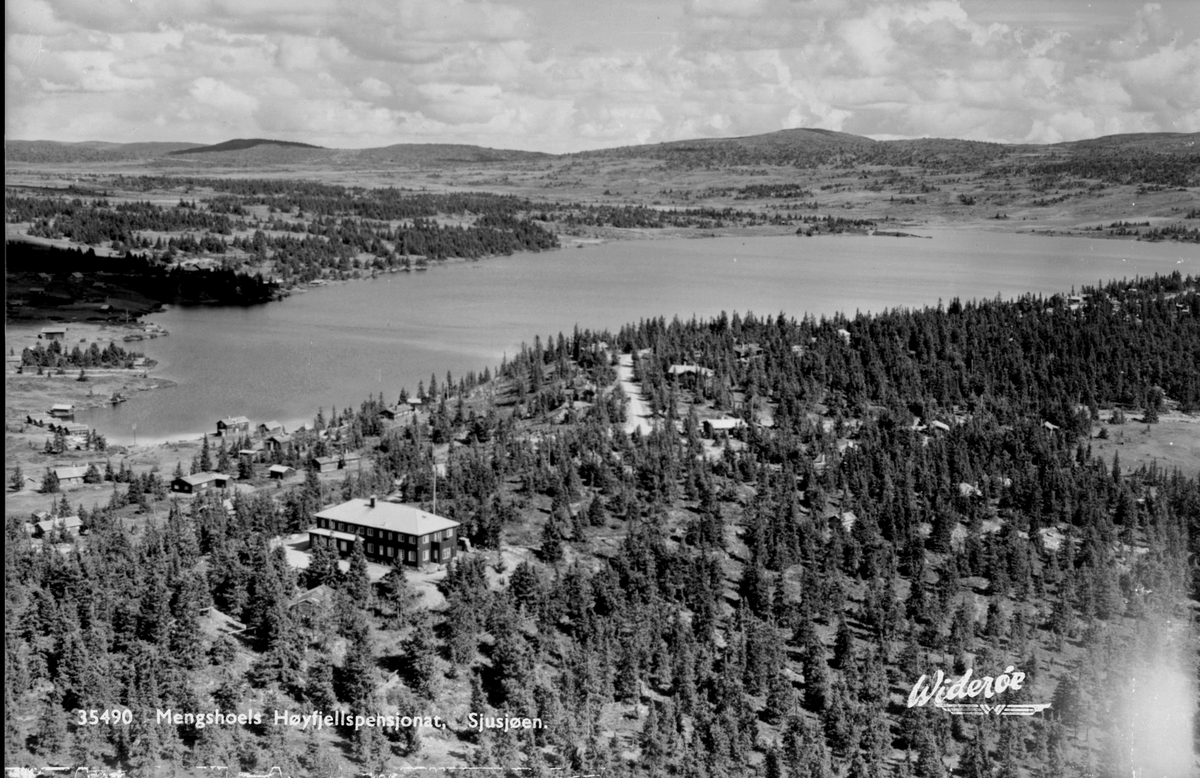 Flyfoto av Mengshoels høyfjellspensjonat, Sjusjøen, Ringsakerfjellet.