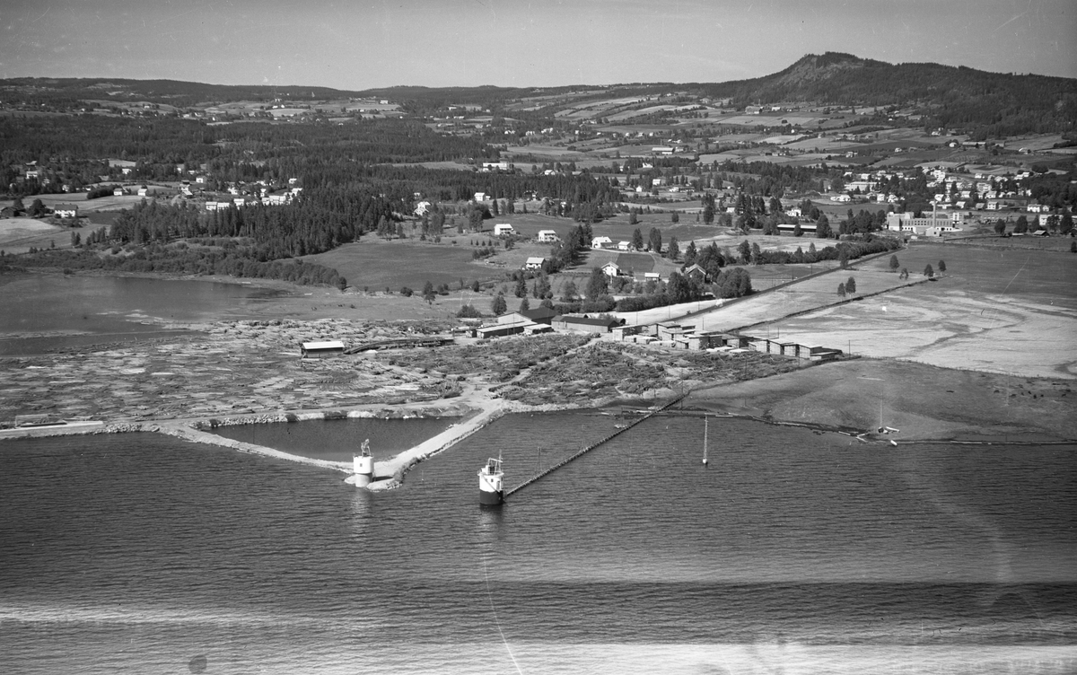 Flyfoto av Strandsaga, Brumunddal. Pumpestasjon. Tømmer.