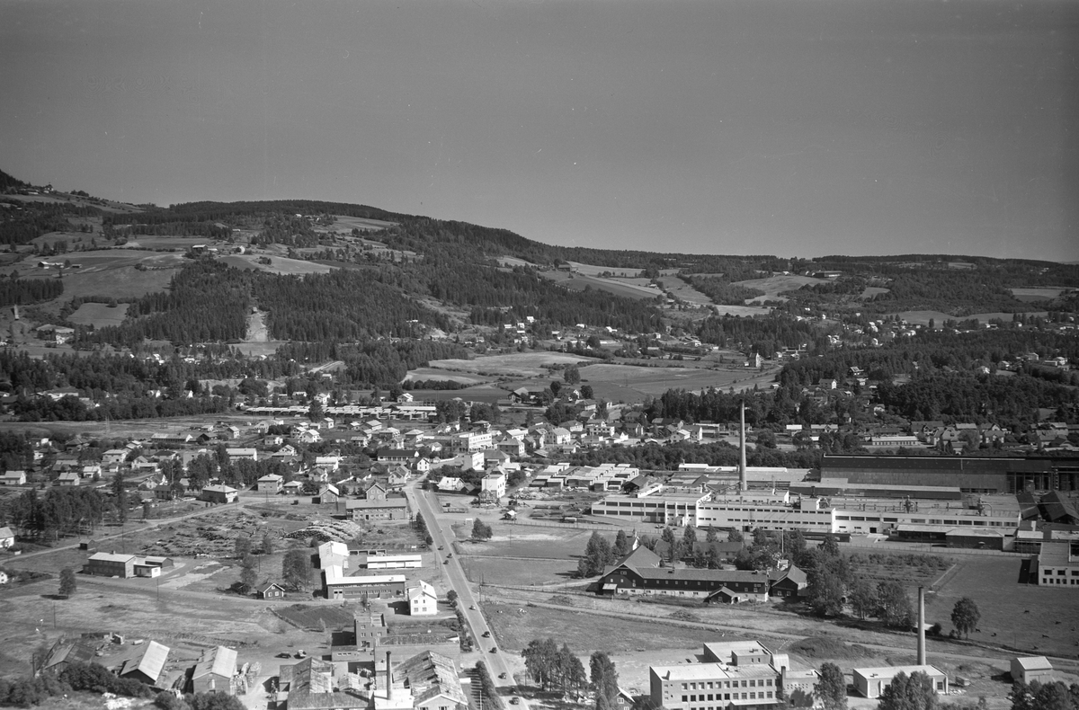 Flyfot av Brumunddal sentrum, Hedmark Tørrmelk, Berger Langmoen, Nora Fabrikker.