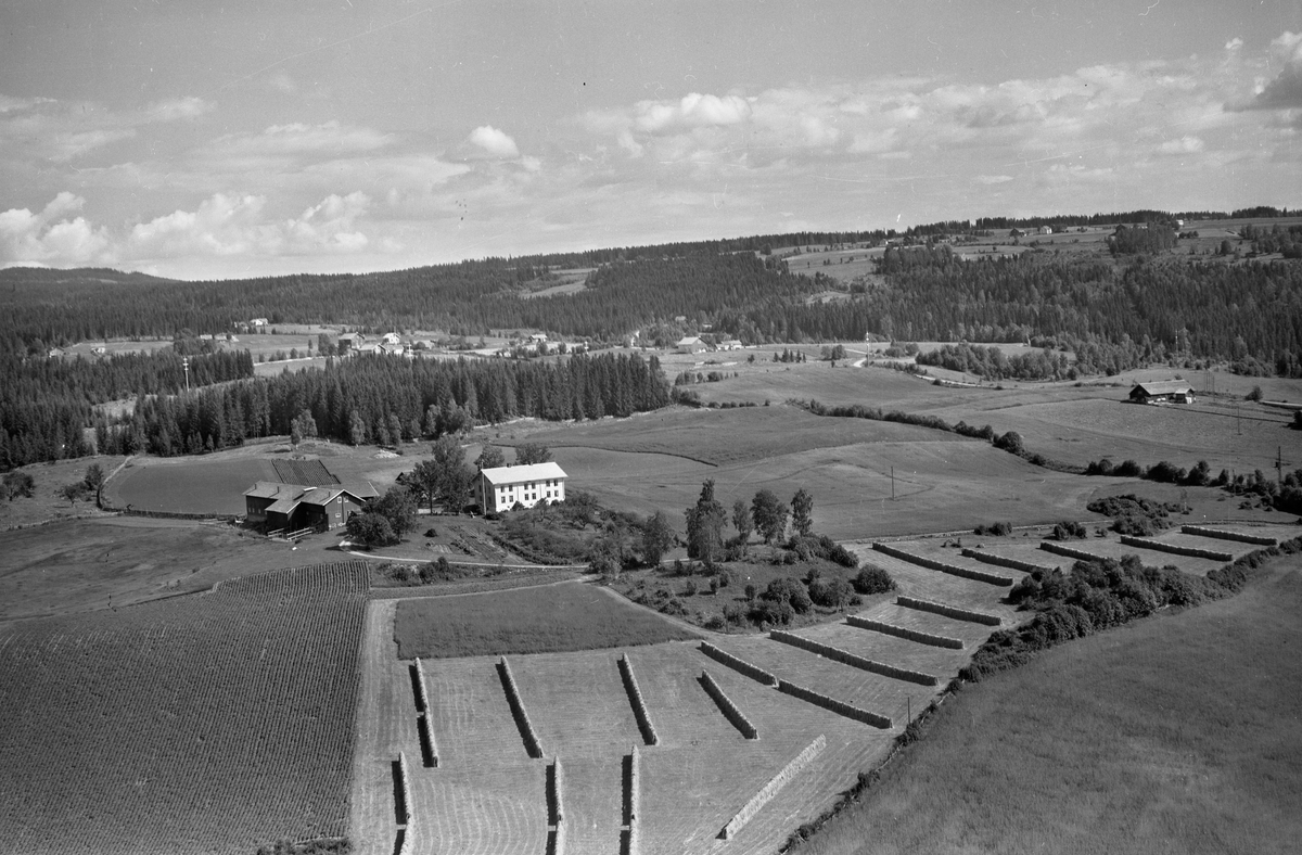 Flyfoto av Enger gard, Veldre, Ringsaker.
