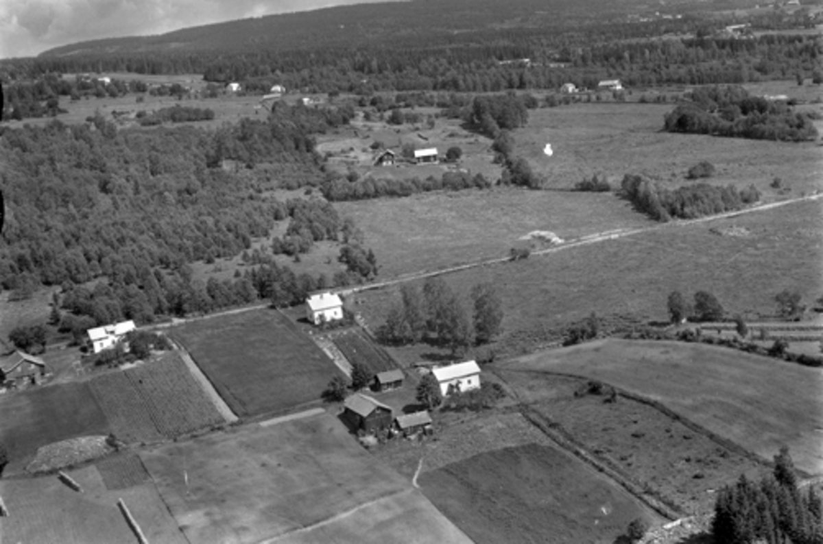 Flyfoto av Høgsvea gard, Furnes, Ringsaker.