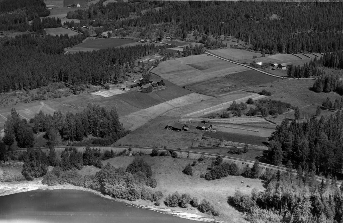 Flyfoto av bebyggelse ved jernbanen på Brøttum, Ringsaker. Verket i forkant, Bekken til venstre.
