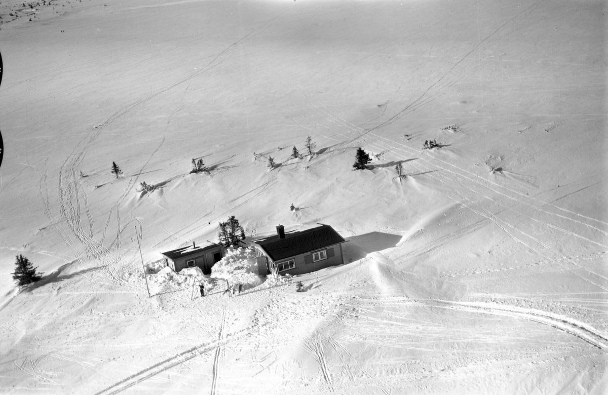 Flyfoto av bebyggelse i vinterlandskap på Sjusjøen, Ringsaker Almenning.
