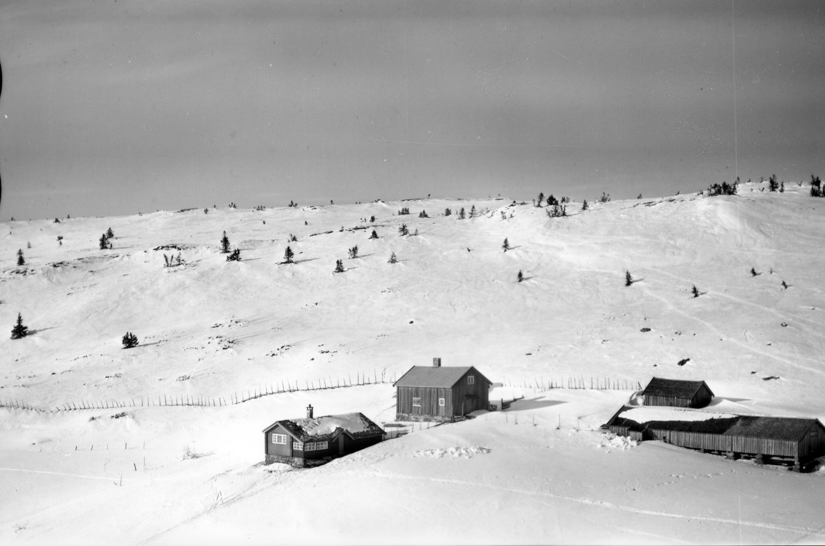 Flyfoto av bebyggelse i vinterlandskap på Sjusjøen, Ringsaker Almenning.